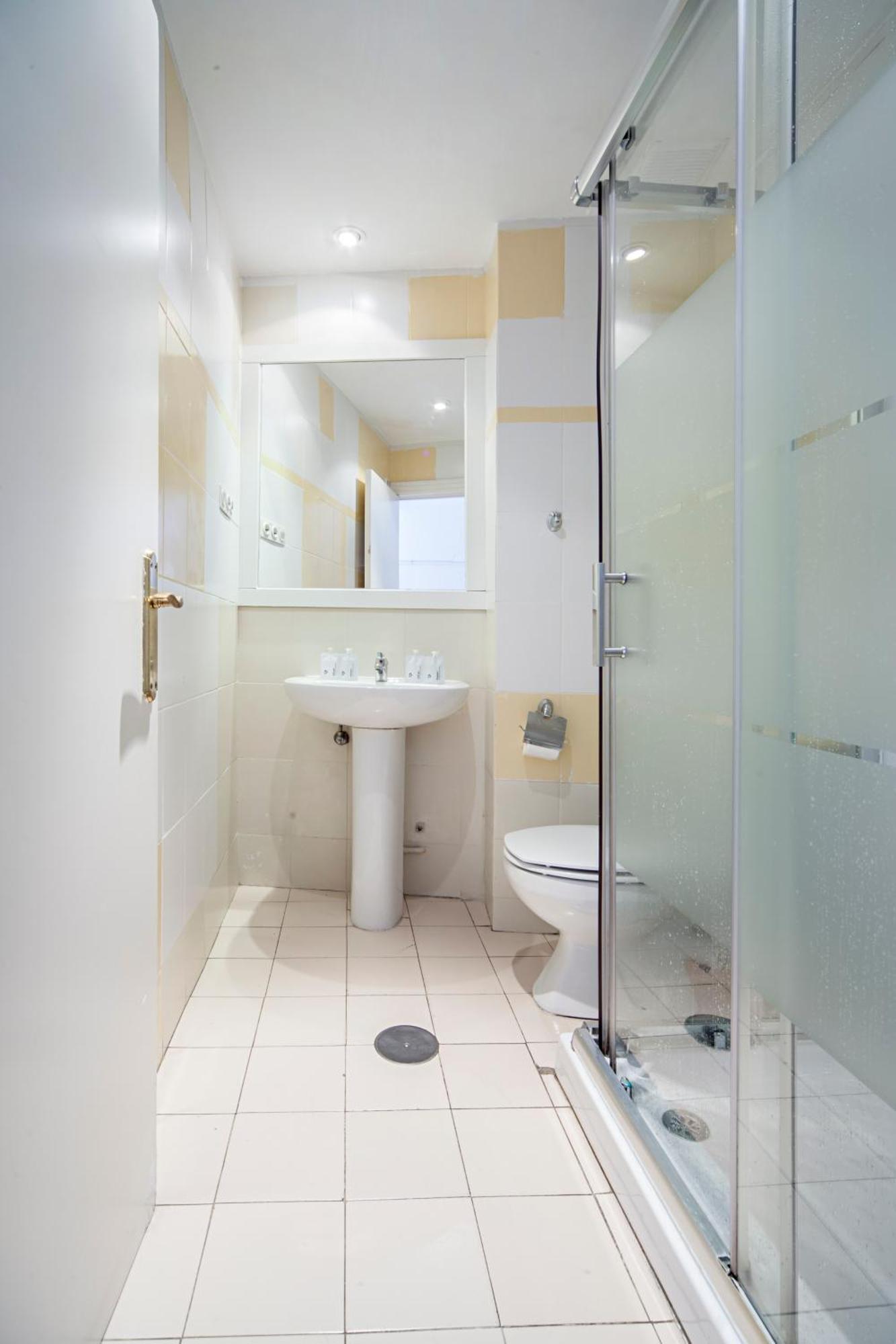 Cama en habitación compartida mixta con 6 camas y baño privado